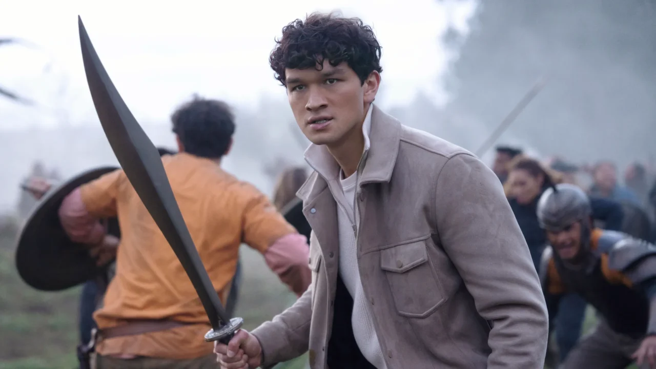 Cena de ação de Percy Jackson e os Olimpianos com um jovem semideus empunhando uma espada