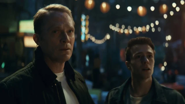 Visão, interpretado por Paul Bettany, ao lado de Thomas Shepard, vivido por Ruaridh Mollica, em cena de VisionQuest