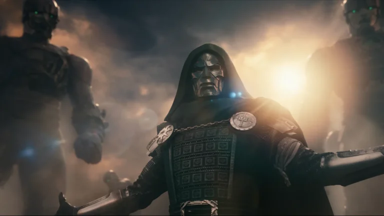 Doutor Destino abre os braços diante de um cenário destruído em Vingadores: Doutor Destino