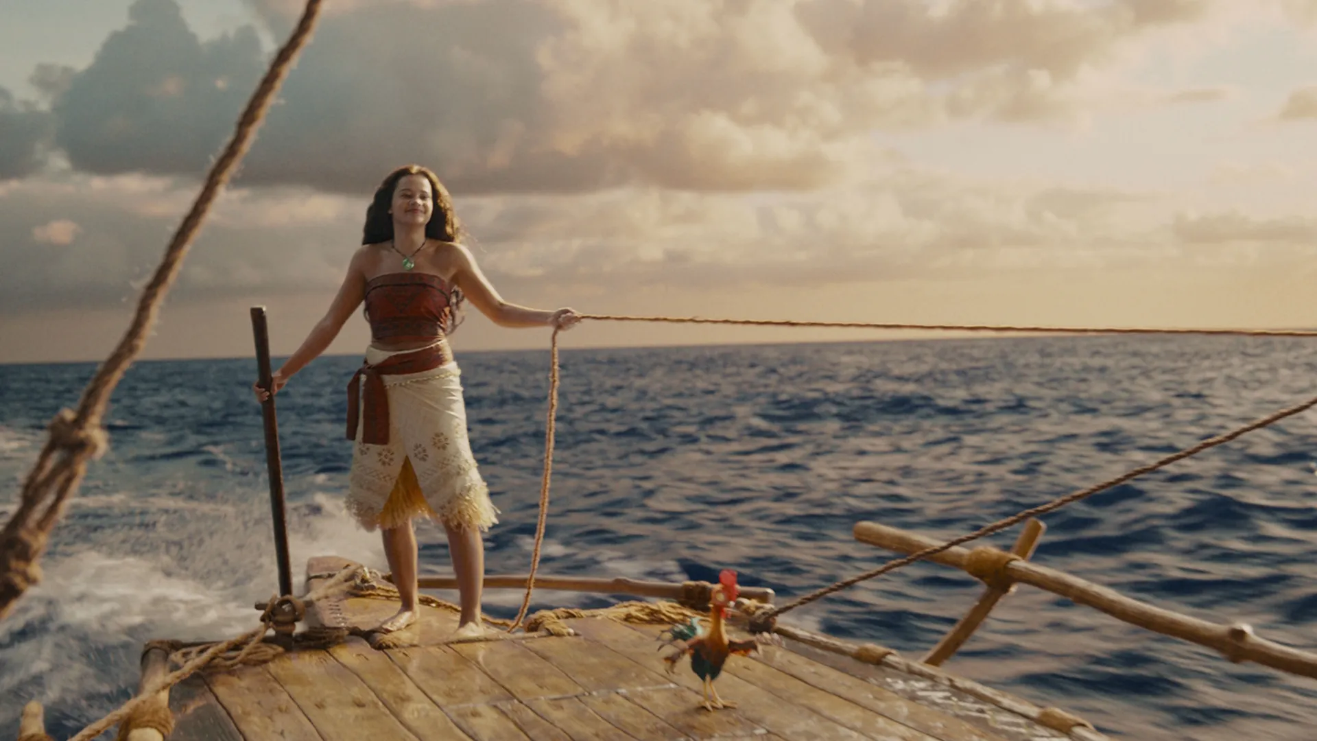 Moana navega pelo oceano a bordo de uma embarcação no filme live-action de 2026