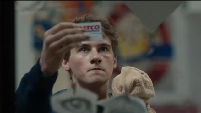 Sam Nivola como Sonny observa um cartão em cena da série Fingida