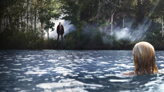 Jason Voorhees observa uma mulher no lago Crystal Lake em cena de Sexta-Feira 13 (2009)