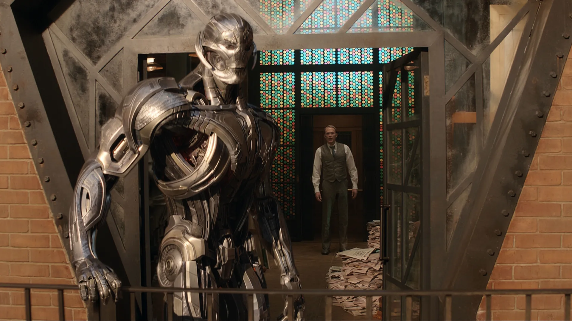 Ultron em sua forma robótica diante do Visão em VisionQuest