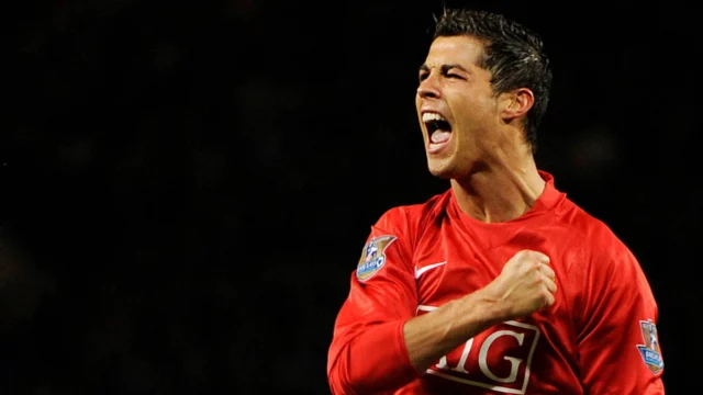 Cristiano Ronaldo de 2008 venceu Messi de 2012 em votação popular da Bola de Ouro.