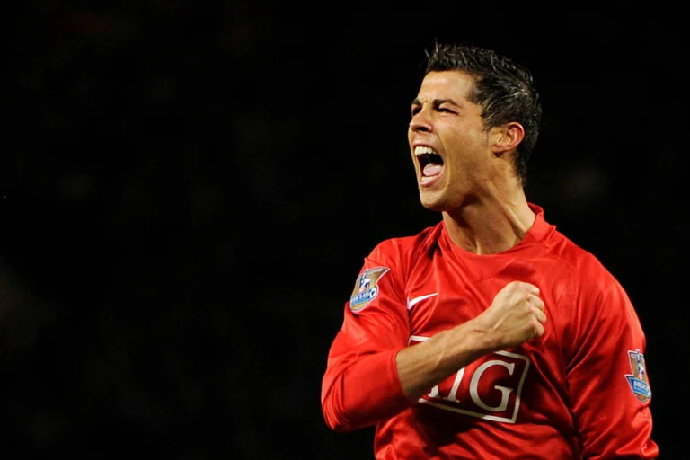 Cristiano Ronaldo de 2008 venceu Messi de 2012 em votação popular da Bola de Ouro.