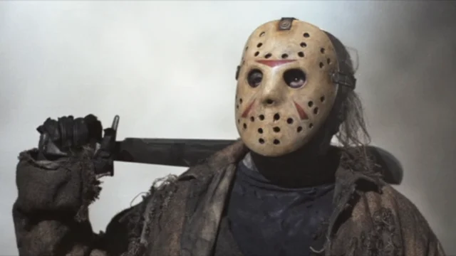 Jason usa máscara em Crystal Lake