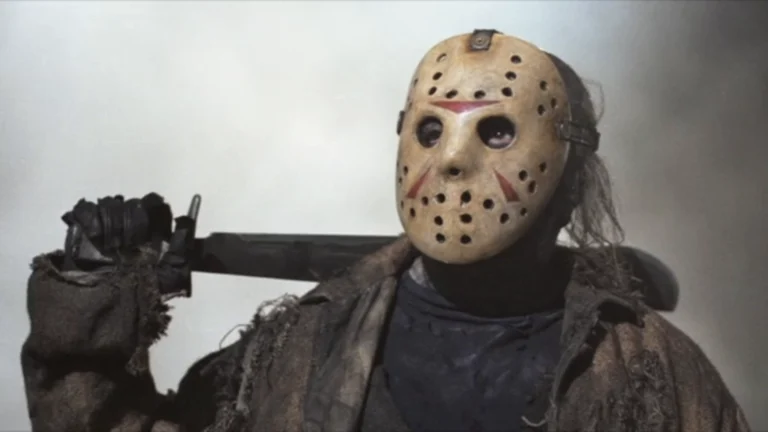 Jason usa máscara em Crystal Lake