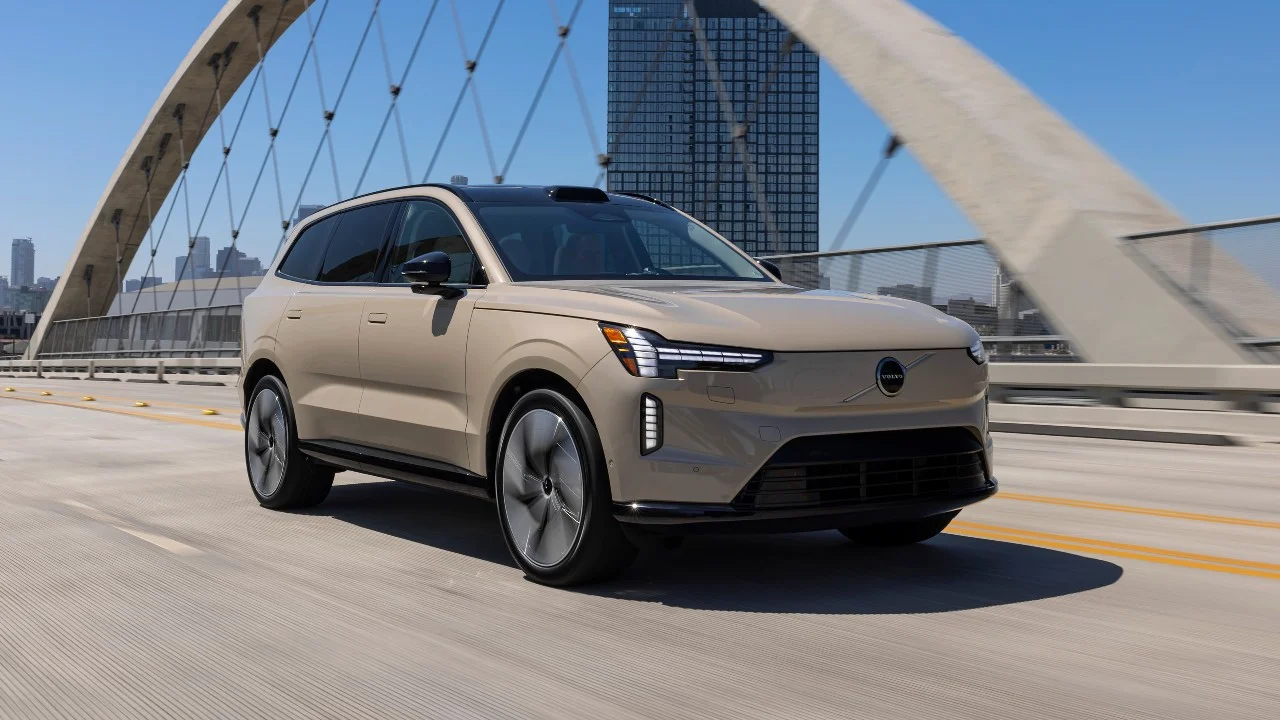 SUV elétrico Volvo EX90 trafegando sobre uma ponte, em imagem de divulgação da plataforma automotiva da Nvidia