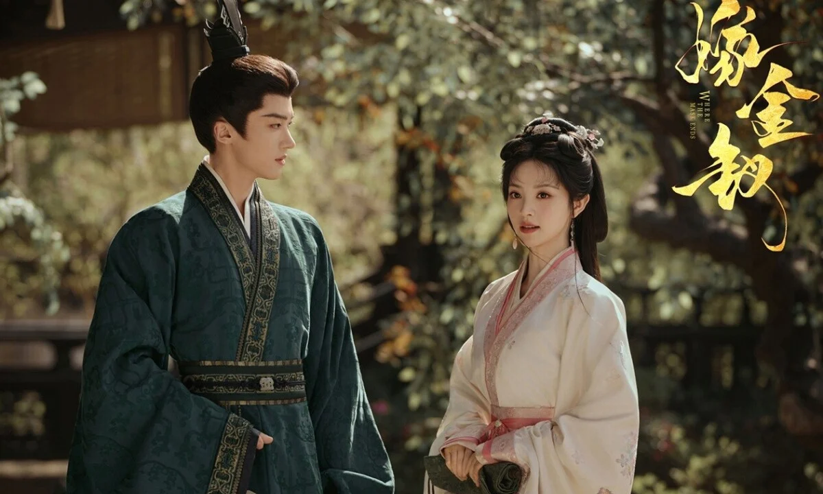 Tian Xiwei em roupa clara ao lado de Yan An em cena promocional da série chinesa A Noiva da Presilha Dourada