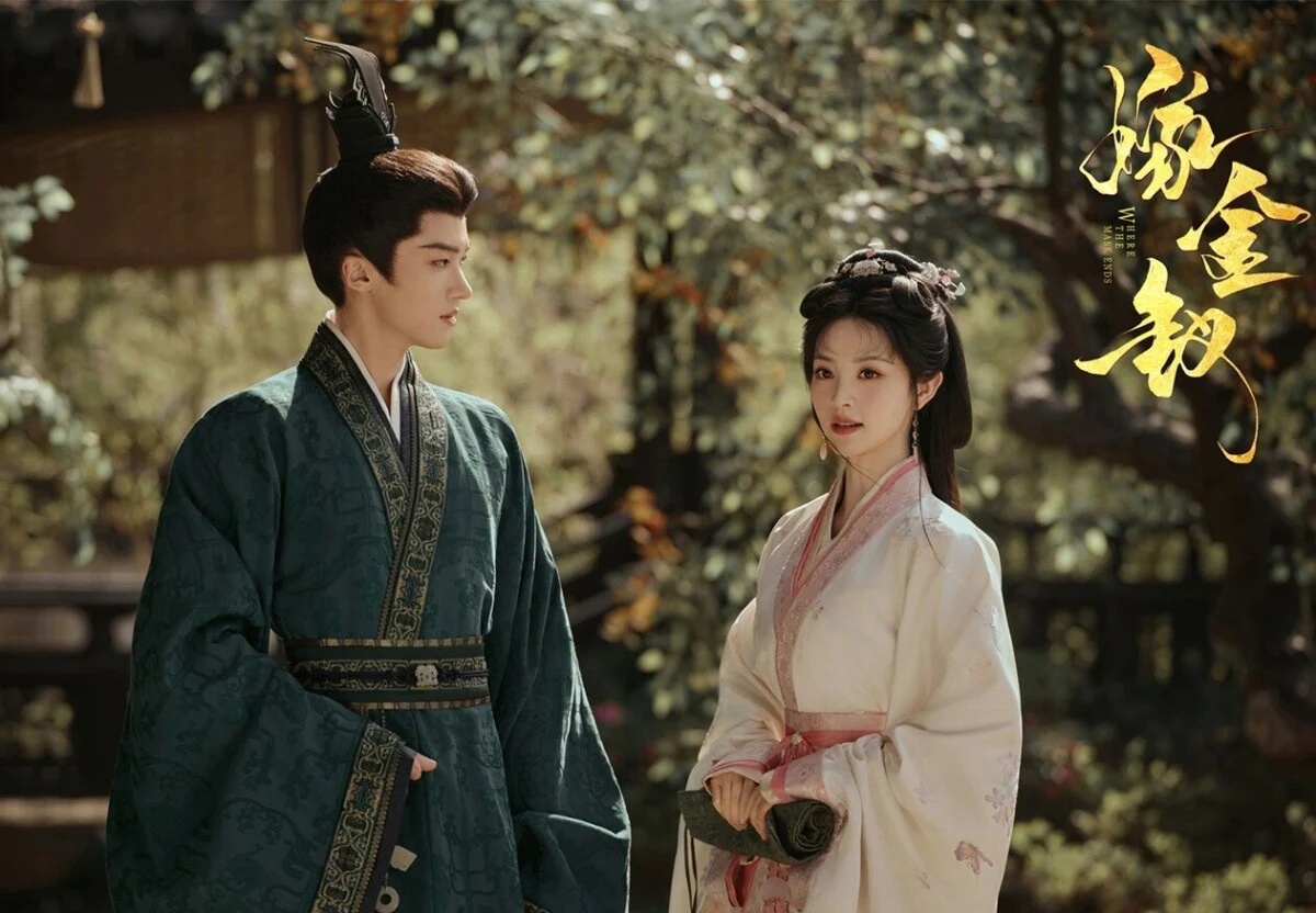Tian Xiwei em roupa clara ao lado de Yan An em cena promocional da série chinesa A Noiva da Presilha Dourada