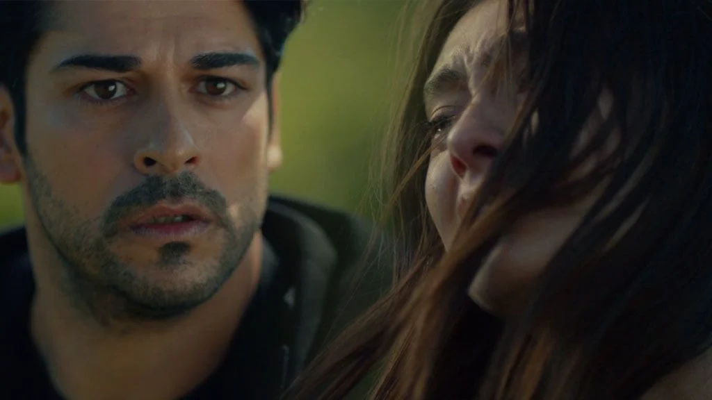 Kemal e Nihan em cena do último capítulo da novela turca Amor Sem Fim