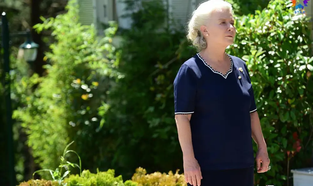 Esma Boran aparece sozinha no jardim da mansão em Para Sempre no Meu Coração