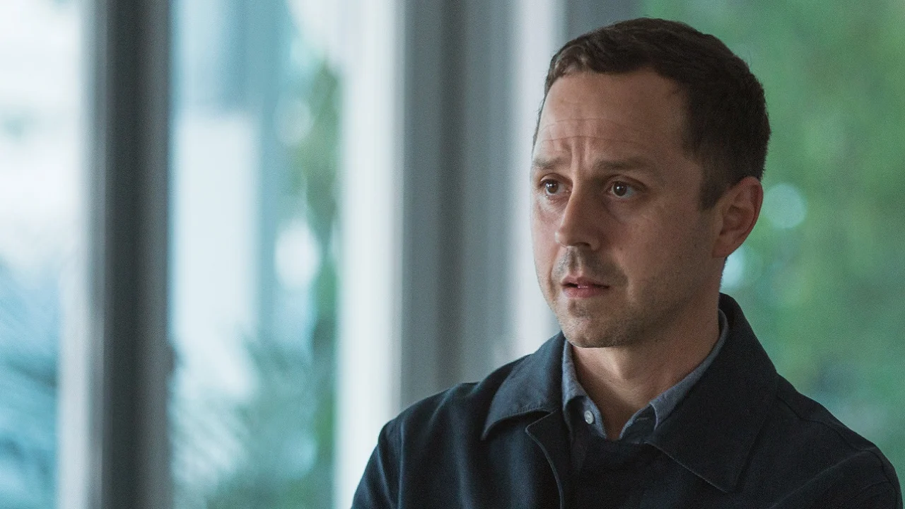 Giovanni Ribisi como Marius em Sneaky Pete, usando jaqueta escura e expressão preocupada
