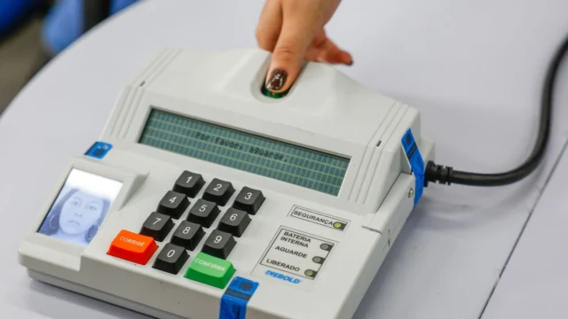 Leitora biométrica do terminal do mesário em seção eleitoral da UERJ.