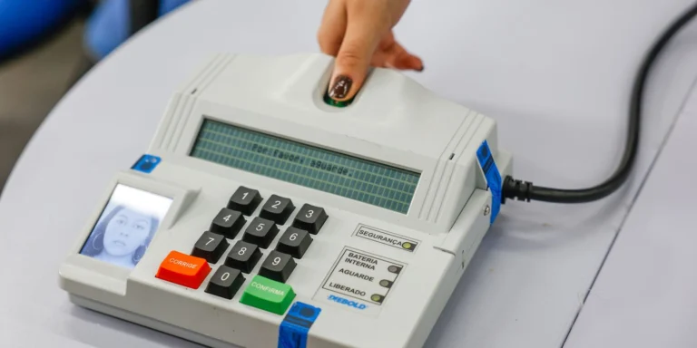 Leitora biométrica do terminal do mesário em seção eleitoral da UERJ.