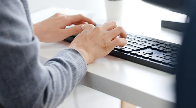 Pessoa utiliza teclado de computador para acessar o portal de inscrição do Enem