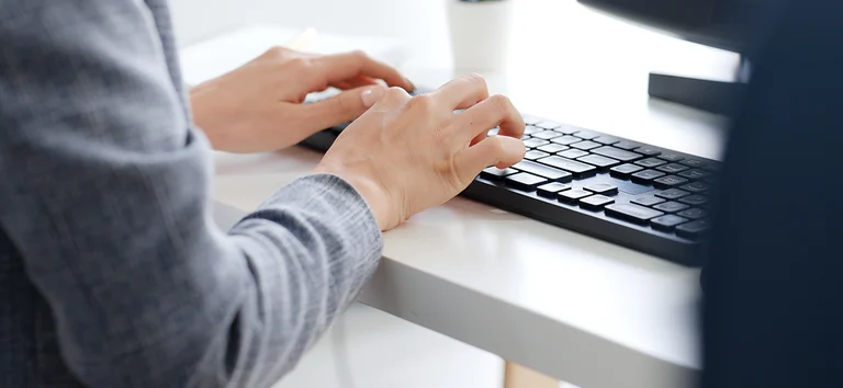 Pessoa utiliza teclado de computador para acessar o portal de inscrição do Enem