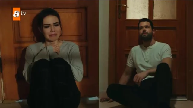 Sevda e Ali sentados diante de uma porta em cena de Segredos de Amor
