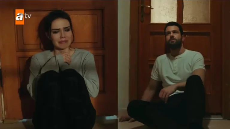 Sevda e Ali sentados diante de uma porta em cena de Segredos de Amor
