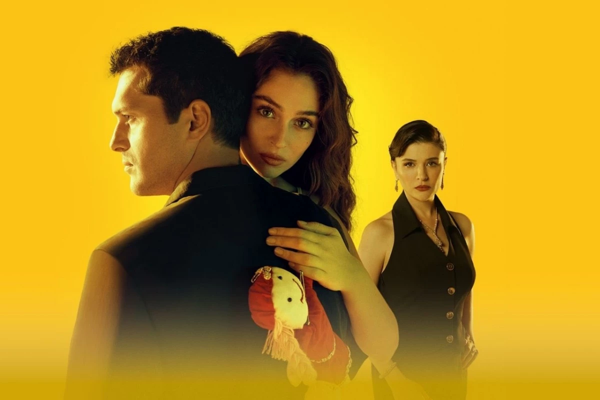 Leyla e Nur aparecem em material de divulgação de Leyla – Sombras do Passado, diante de um fundo amarelo