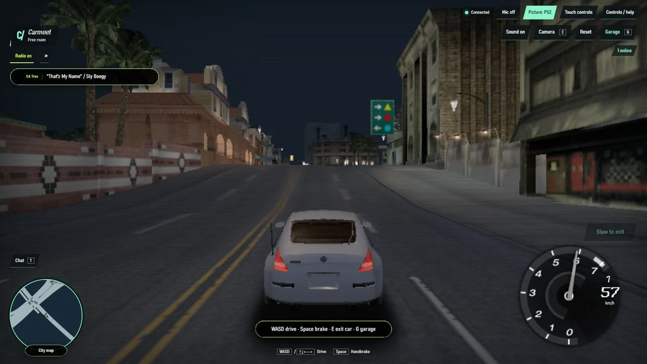 Carmeet mostrando um carro prateado pelas ruas noturnas de Bayview, com velocímetro, minimapa e chat