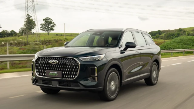 CAOA Chery Tiggo 9 PHEV preto visto de frente e de lado em uma rodovia