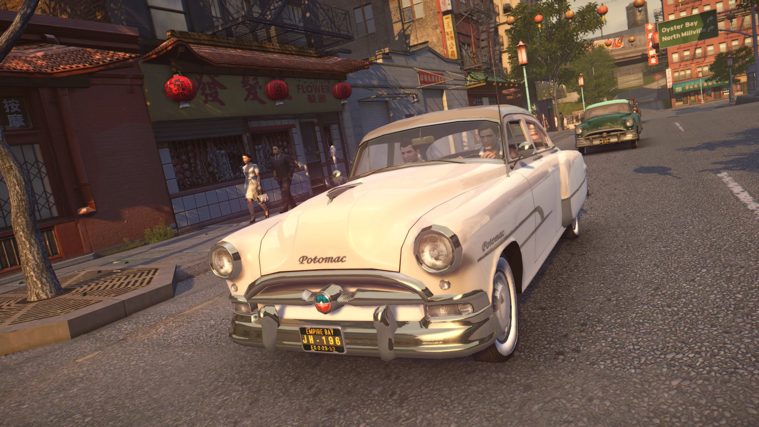 Carro circulando pelas ruas de Empire Bay em Mafia II Definitive Edition
