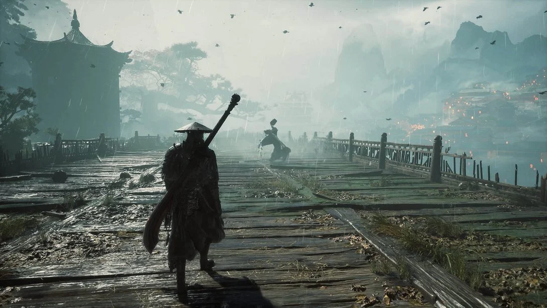 Soul caminha sobre uma ponte de madeira em cenário enevoado de Phantom Blade Zero
