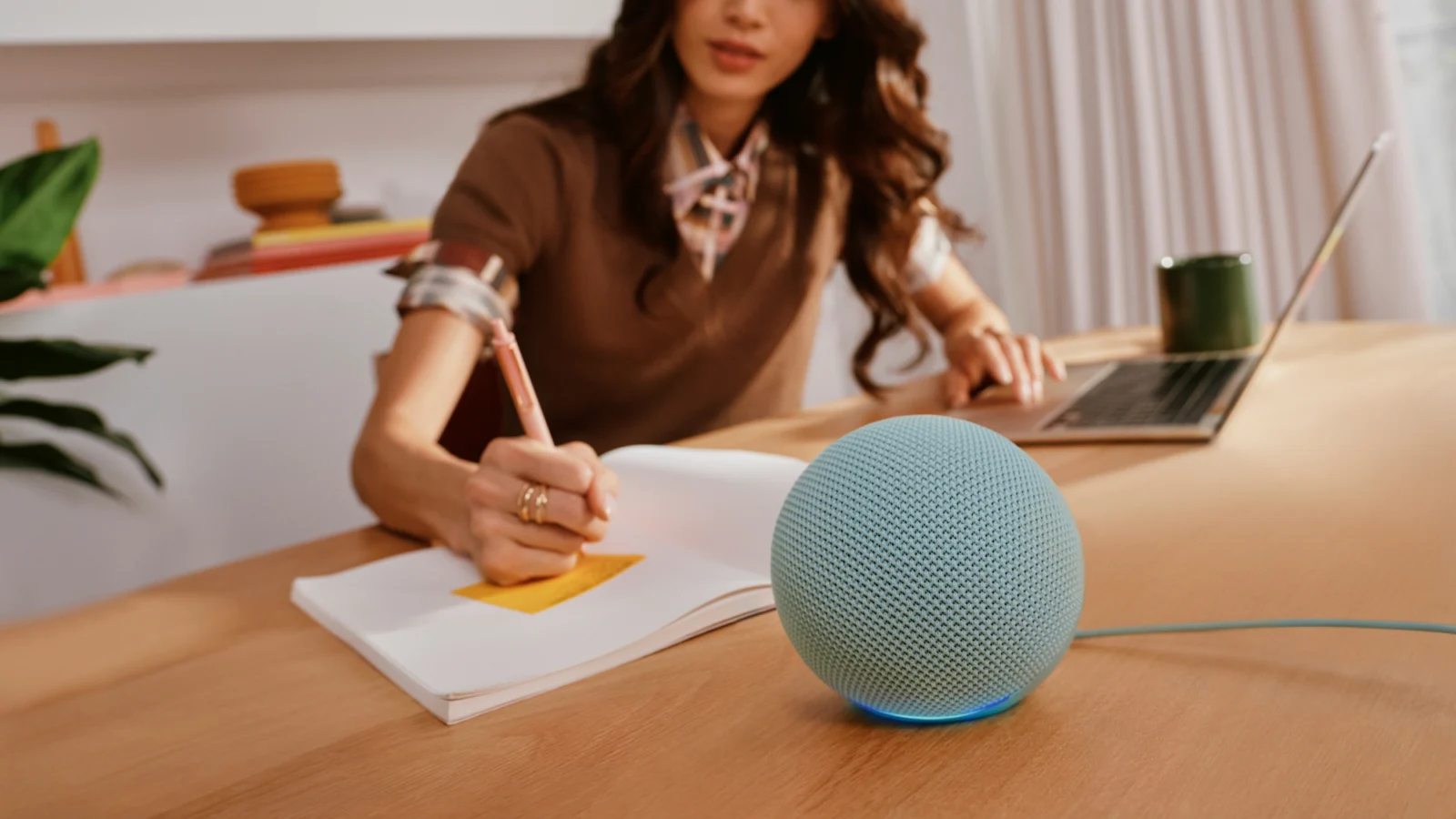 Echo Time ou Echo Dot 2026: qual Alexa vale mais para o seu quarto?