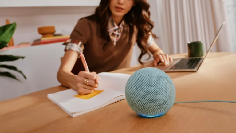Novo Amazon Echo Dot de 6ª geração em verde agave sobre uma mesa de trabalho