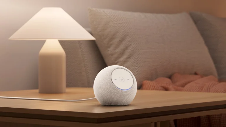 Amazon Echo Dot Max branco sobre mesa em ambiente residencial, com luz indicadora azul