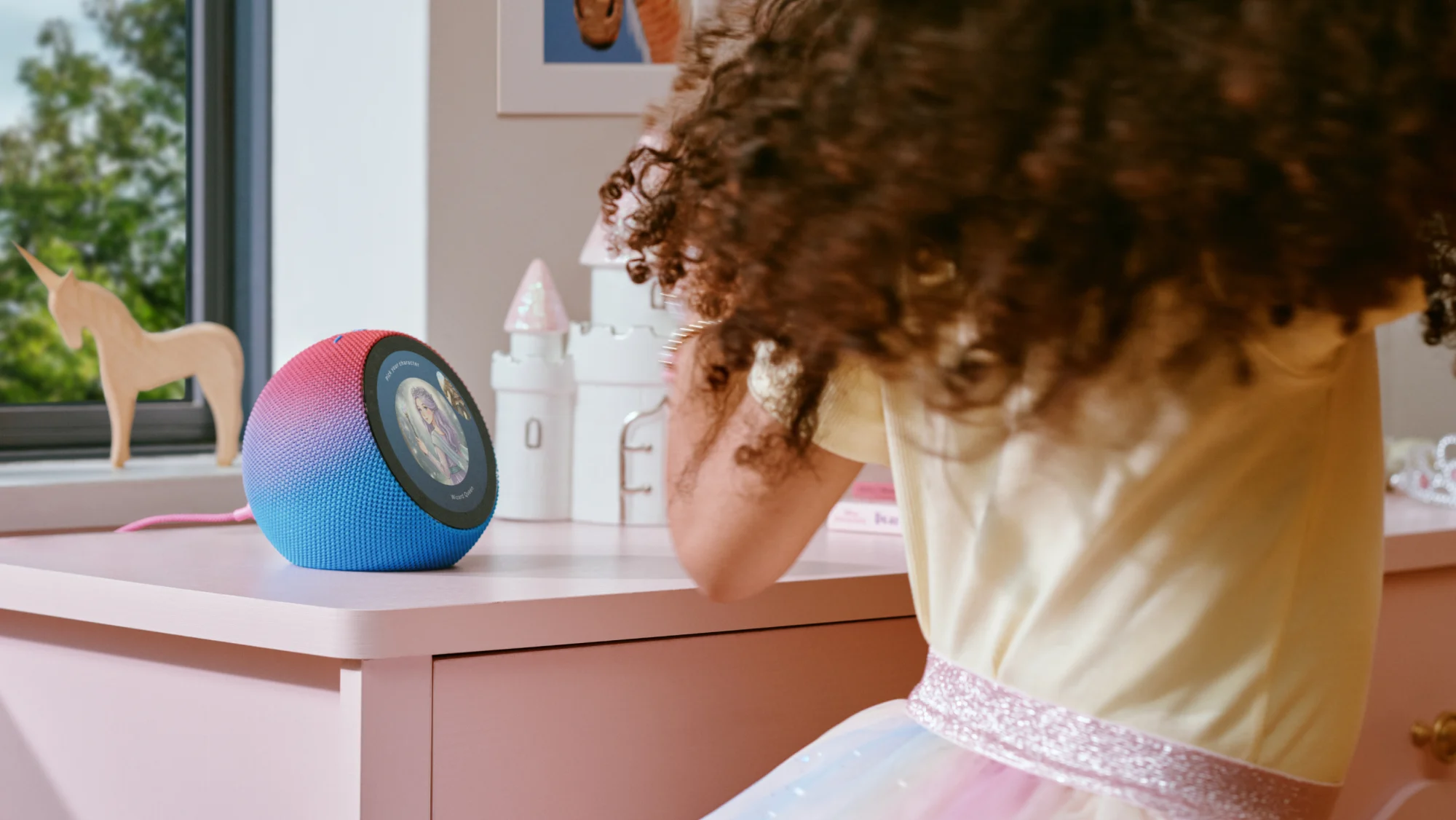 Amazon Kids Echo Time com acabamento colorido sobre móvel infantil ao lado de uma criança
