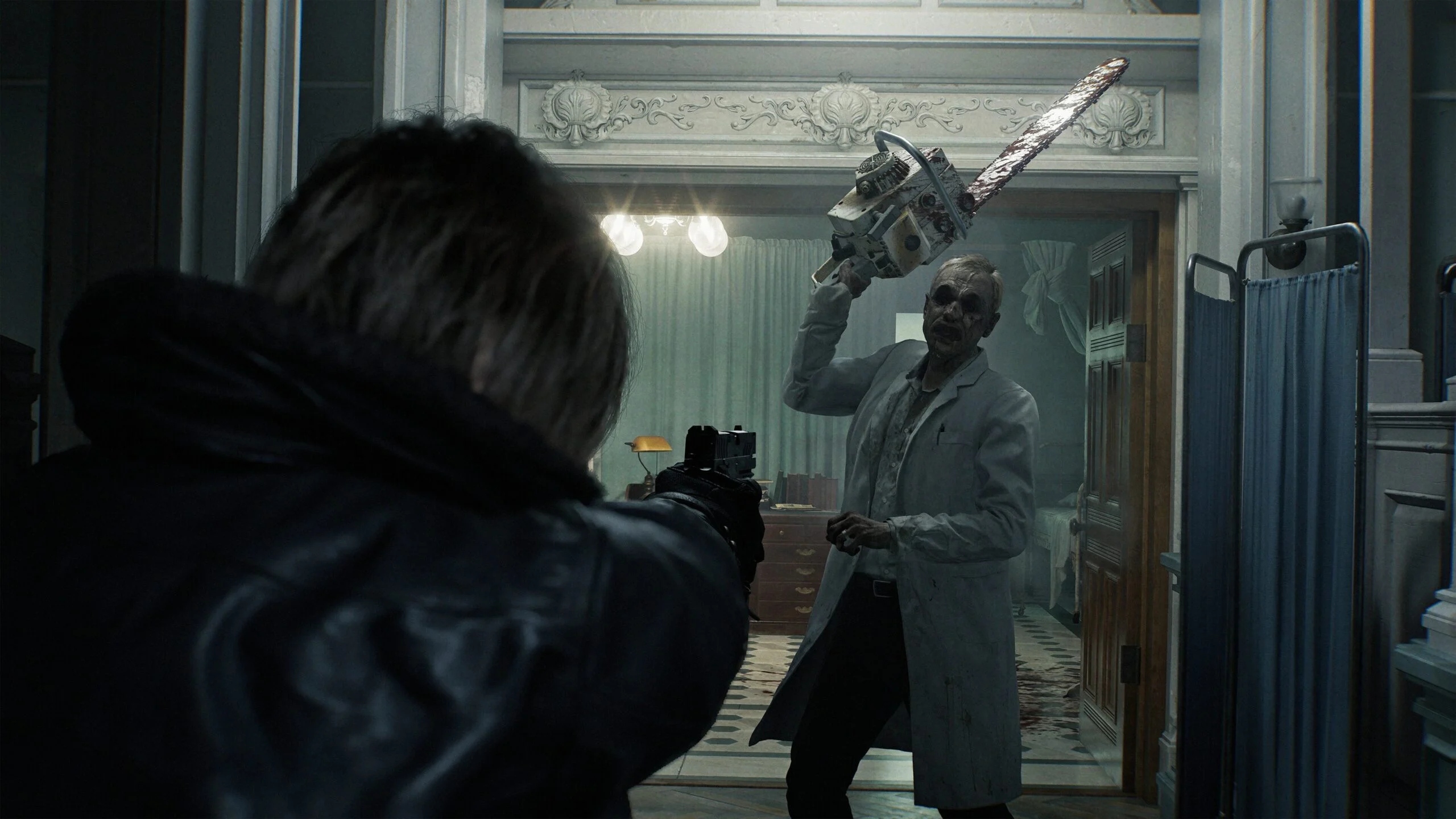 Cena de Resident Evil Requiem em que Leon mira a arma contra uma criatura com motosserra em um corredor