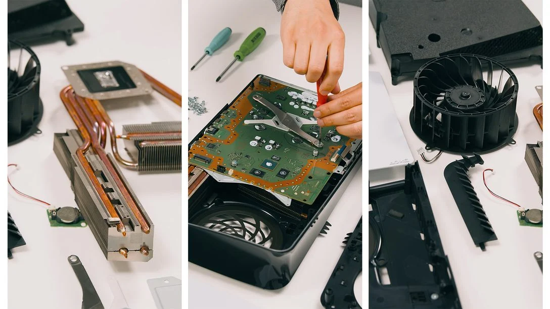 PS5 Pro desmontado com placa-mãe, dissipador e ventoinha visíveis