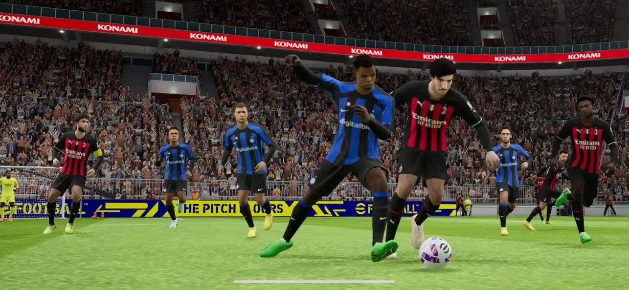 Cena de partida de eFootball com jogadores da Inter de Milão e do Milan em disputa pela bola