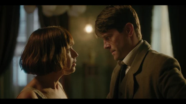Elena e Julio se olham de perto durante um reencontro na série La Favorita 1922