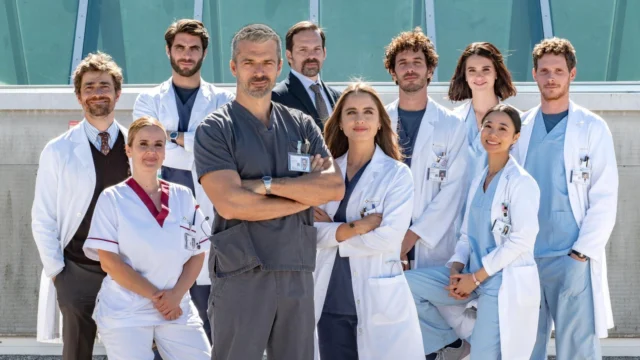 Luca Argentero, Matilde Gioli e integrantes do elenco de DOC diante do hospital.