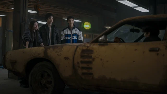Caitlyn, Curtis e Zac observam um carro antigo na garagem de Motorheads.