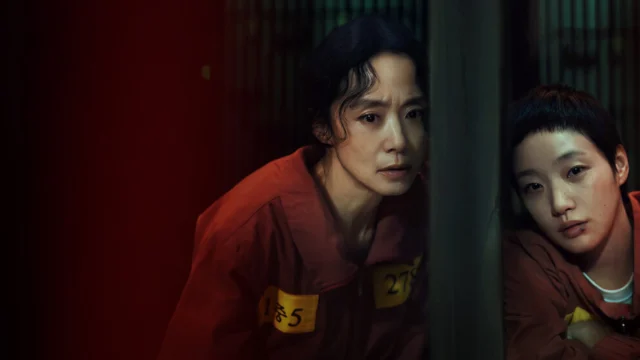 Jeon Do-yeon e Kim Go-eun com uniformes de prisão em O Preço da Confissão.