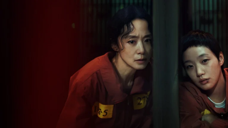 Jeon Do-yeon e Kim Go-eun com uniformes de prisão em O Preço da Confissão.