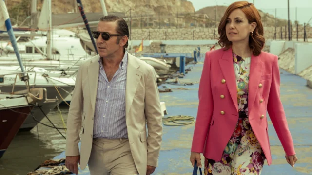 Antonio de la Torre e Alexandra Jiménez como Leandro e Sofía em uma marina.