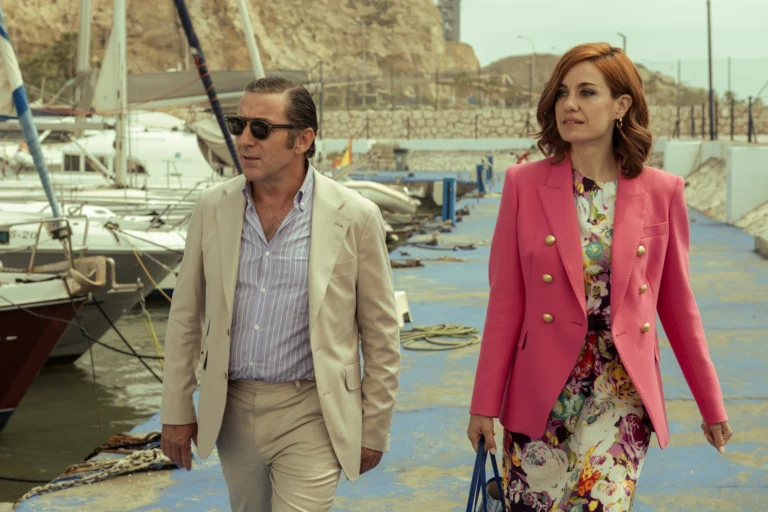 Antonio de la Torre e Alexandra Jiménez como Leandro e Sofía em uma marina.