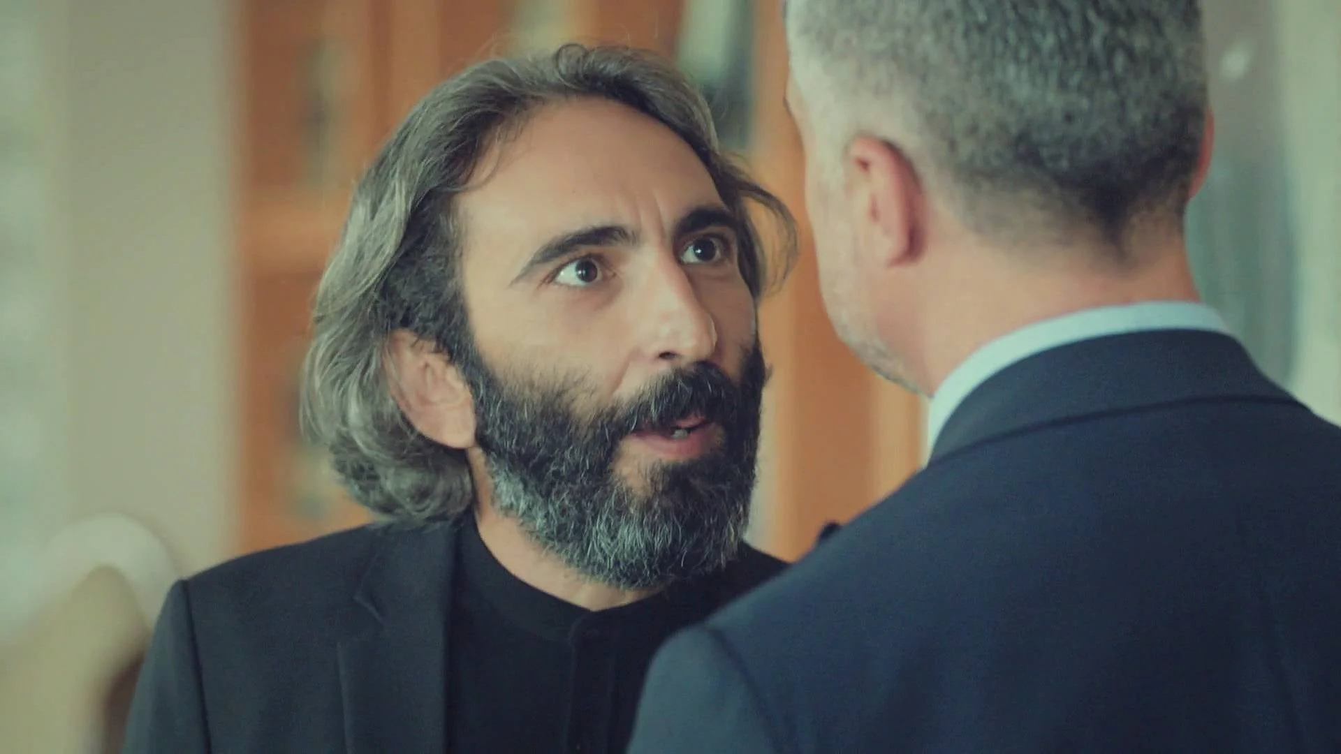 Adem confronta Faruk em uma cena de Para Sempre no Meu Coração