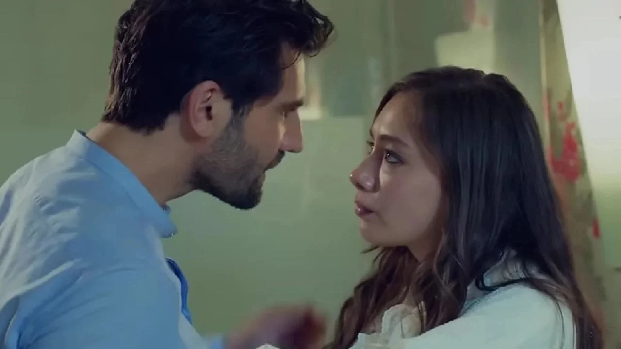 Emir se aproxima de Nihan durante uma discussão tensa em Amor Sem Fim