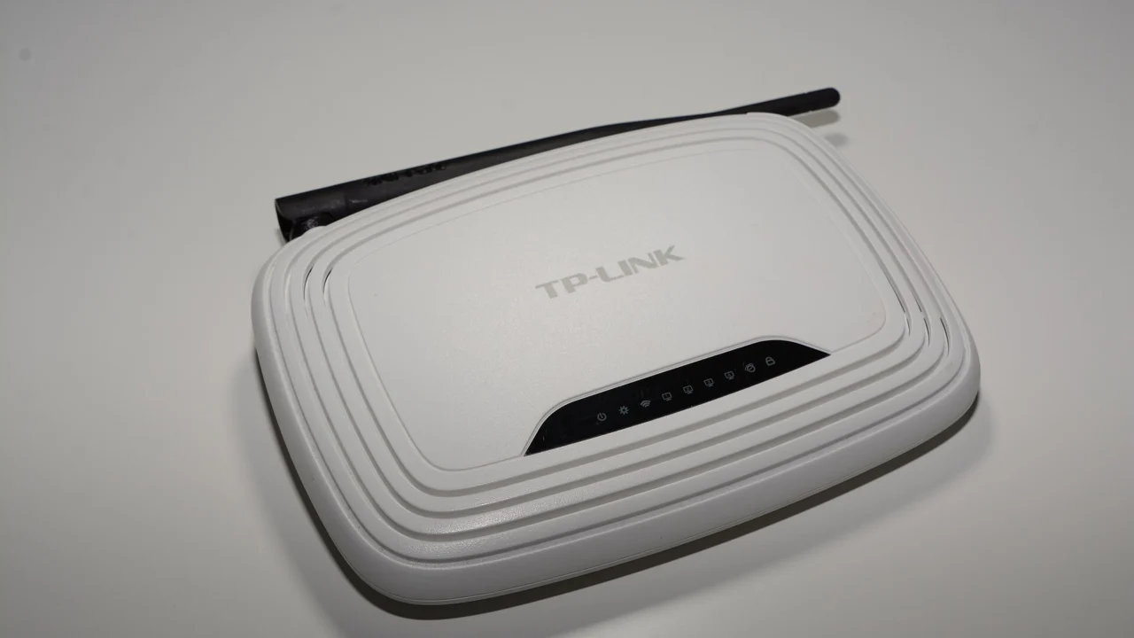 Roteador TP-Link com antena e portas de rede