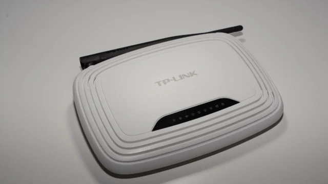 Roteador TP-Link com antena e portas de rede