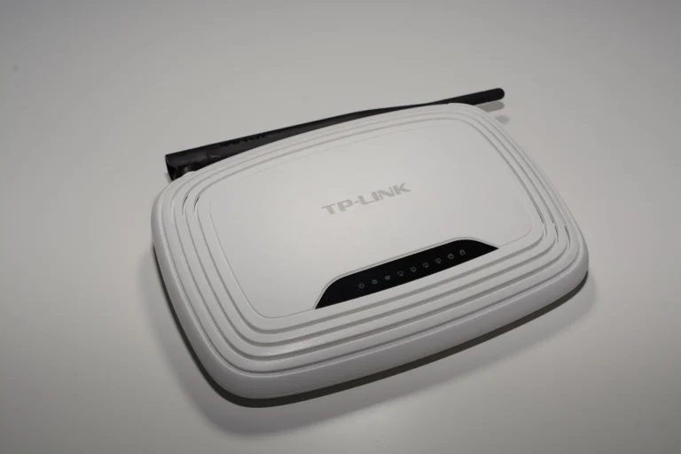 Roteador TP-Link com antena e portas de rede