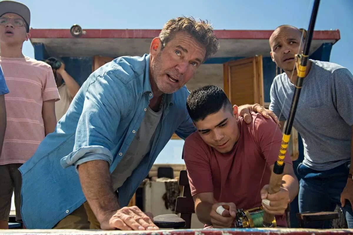 Três personagens participam de uma pescaria no filme Milagre Azul