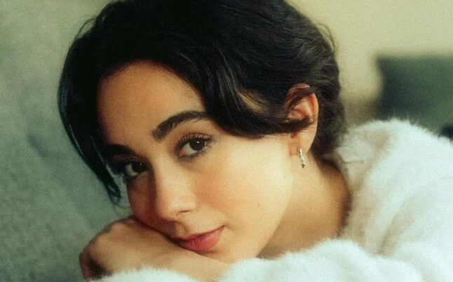Retrato de Ezgi Sunan, intérprete de Yasmin em Flores de Sangue