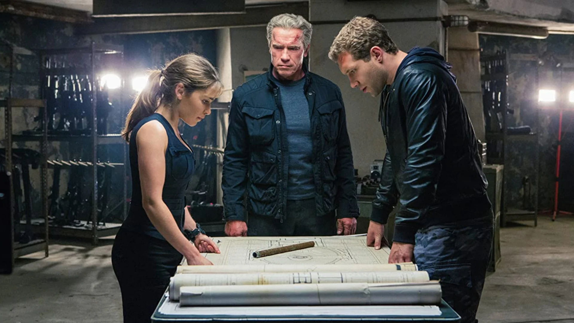Emilia Clarke, Arnold Schwarzenegger e Jai Courtney analisam planos em O Exterminador do Futuro: Gênesis